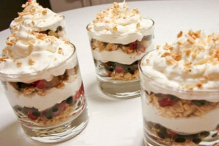 Creme la pahar. Crema de frisca cu nuci pisate.